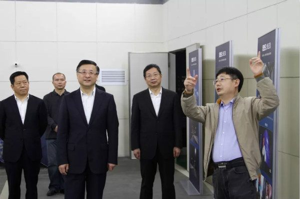 上海市委常委、市委政法委書記陳寅（中）、閔行區區委書記朱芝松（右二）、區委常委、政法委書記劉豫峰（左一）聽取上海三思總裁王鷹華（右一）介紹LED相關技術和產品